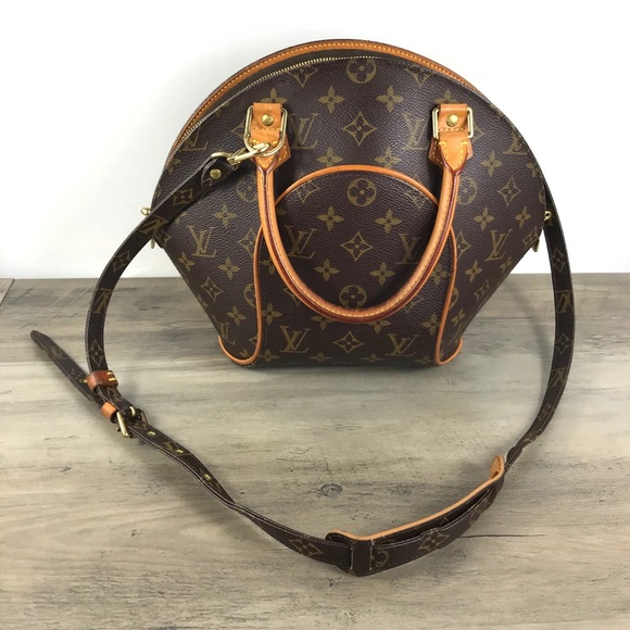 Louis Vuitton Handbags - ❤️Cute ❤️Louis Vuitton crossbody bag